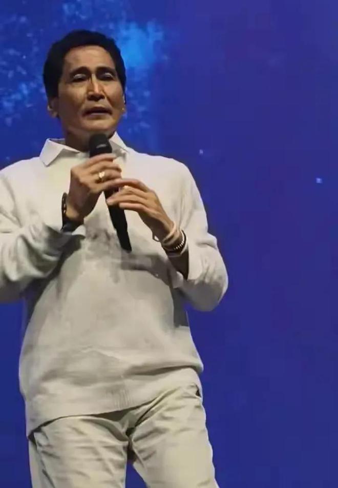 州演唱会发福变胖身材走样断崖式衰老引心酸ayx爱游戏app体育64岁齐秦亮相苏(图1)