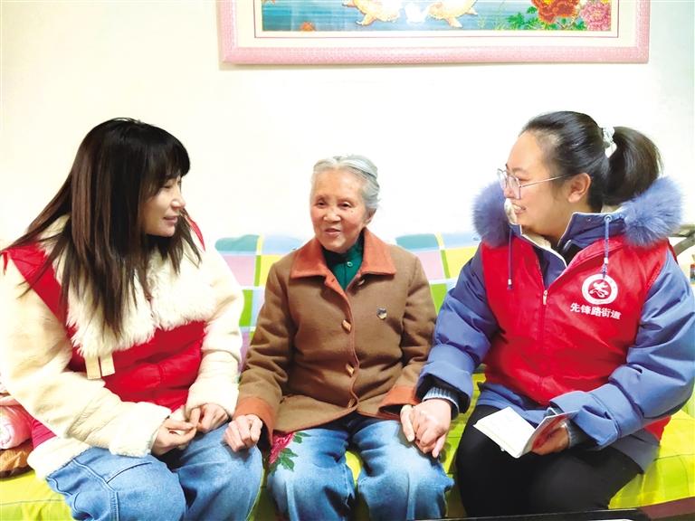 东社区：“窗帘之约”开合之间的温暖守护爱游戏ayx西固区丨先锋路街道公园路
