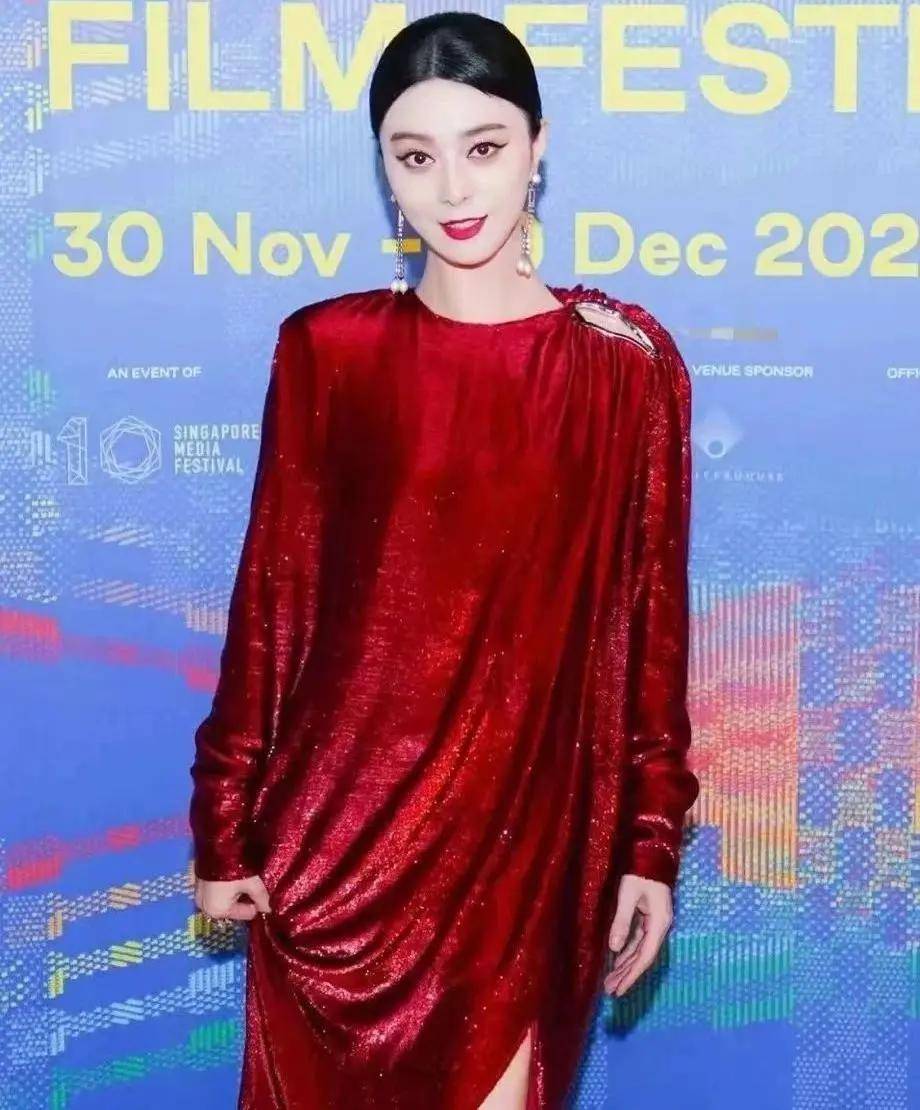 配红唇尽显立体五官穿“窗帘裙”惊艳四座！爱游戏app体育43岁范冰冰杀疯了！油头(图2)
