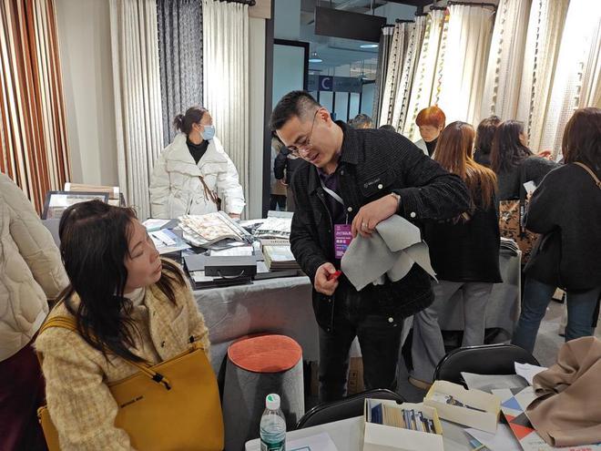 料、透光不透人的窗帘……海宁家博会看点多多ayx爱游戏体育网页版入口不会被火点燃的面(图2)